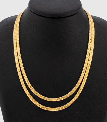 18 kt Gold Collier, GG 750/000 sat., 2-rhg.mit kreuzf. Gravuren, L. ca. 41.5 cm, Kastenschloss mit Sicherheitsacht, ca. 51.3 g