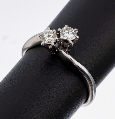 18 kt Gold Brillant-Ring, WG 750/000, 2 Brillanten zus. ca. 0.30 ct Weiß-l.get. Weiß/si, RW 52, ca. 2.2 g