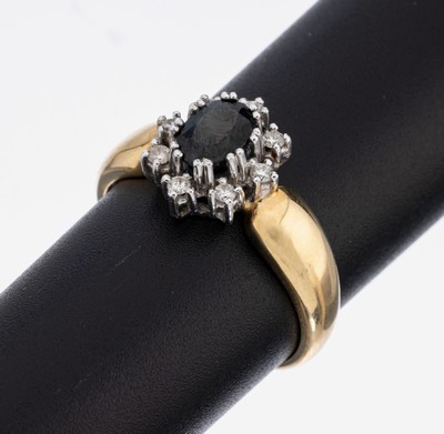 14 kt Gold Saphir-Brillant-Ring, GG/WG 585/000, Ringkopf WG, mittig ovalfacett. Saphir ca. 1.0 ct, umgeben von 8 Brillanten zus. ca. 0.16 ct ...