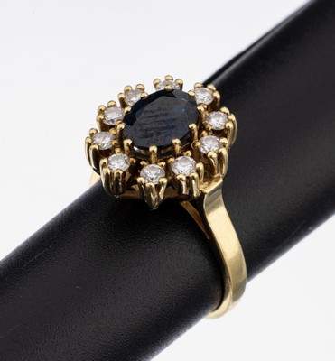 14 kt Gold Saphir-Brillant-Ring, GG 585/000, mittig ovalfacett. Saphir ca. 1.80 ct, umgeben von 10 Brillanten zus. ca. 0.40 ctct Weiß/si, RW 51, ...