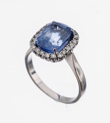 18 kt Gold Ceylon-Saphir-Diamant-Ring, WG 750/000, mittig facett. Saphir ca. 2.40 ct, Kerbe, umgeben von 22 8/8-Diamanten zus. ca. 0.22 ct Weiß/si, ...