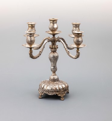 Prunkvoller Kerzenleuchter, deutsch, um 1900, 800er Silber, 5 Flammen, reiches Dekor mit Rocaillen, Voluten und Blüten, H. ca. 33 cm, ca. 1205 g, ...