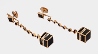 Paar ausgefallene 18 kt Gold Email-Diamant- Ohrgehänge, GG 750/000, schwarz emaill., Würfelabhängung mit Diamantbaguettes und Diamanten im ...