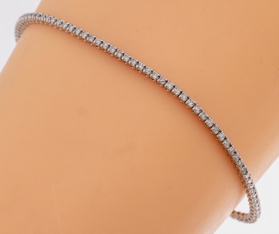 14 kt Gold Brillant-Armband, WG 585/000, ca. 100 Brillanten zus. ca. 1.20 ct Weiß-l. get.Weiß/vs-p1, L. ca. 17.8 cm, ca. 5.1 g, Kastenschloss mit ...