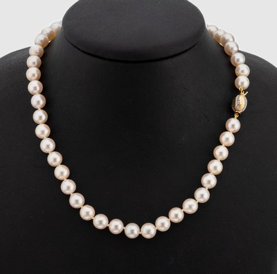 Akoyazuchtperlenkette mit 14 kt Gold Diamant- Schmuckschließe, GG/WG 585/000, 104 l.rosefarbene Perlen, D. ca. 7.7 - 8 mm, mit schönem Lüster, ...