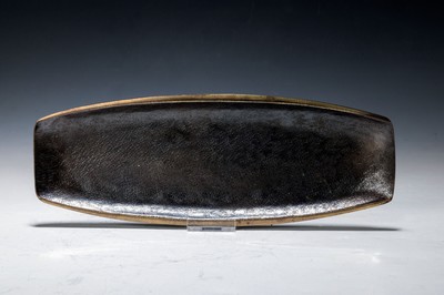 Bauhaus Stiftablage von, Hans Przyrembel (1900-1945), Messing dunkel patiniert, reich punziert, am Boden gemarkt HP Handarbeit, ca. 13x30, 5x11cm
