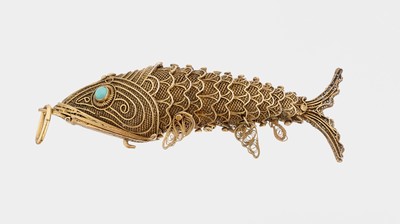 Duftfisch mit Türkisen, Silber verg., China um 1940/50, Filigranarbeit, bewegl. gearbeitet, Augen mit Türkisen, L. ca. 9 cm, ca. 19.4 g