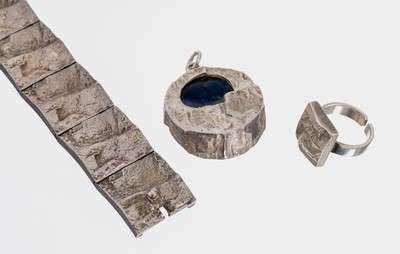 Schmuckset, sogn. Brutalismus, Finnland 1975-76, 925er und 830er Silber, best. aus: 1 Armband, B. ca. 2.2 cm, L. ca. 19 cm, Kastenschloss mit ...