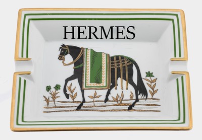 HERMES Aschenbecher, Porzellan, weißer Fond mit schwarzem Pferd mit grüner Decke, Rand mit grünem Zierstreifen, goldgehöht, Boden mit ...
