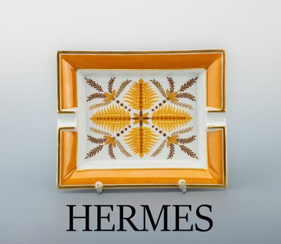 HERMES Aschenbecher, Porzellan, weißer Fond mit orangegelben, braunen und goldfarbenen Zweigen, Fahne orange Gelb, Rand goldgehöht, Boden mit ...