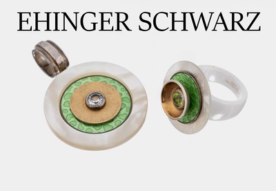 Außergewöhnliches EHINGER SCHWARZ/CHARLOTTE Schmuckset, 925er Silber und Stahl, best. aus: Ring und Anhänger, mit Perlmuttscheiben und emaill. ...