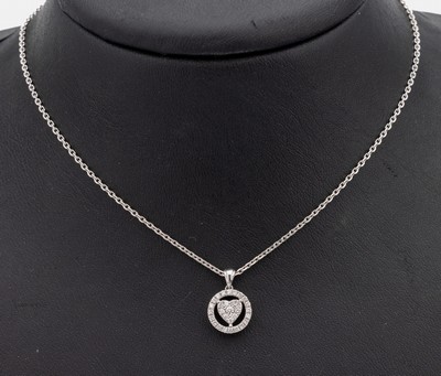 14 kt Gold Brillant-Anhänger, WG 585/000 gepr., rund mit herzf. Element, 30 Brillanten zus. ca. 0.40 ct Weiß/si, an Kette, WG 333/000, L. ca. 49 ...