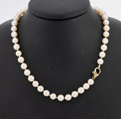 Zuchtperl-Collier mit 14 kt Gold Brillant- Schmuckschließe, GG 585/000, Akoyazuchtperlen, D. ca. 7.2 mm, Karabinerschließe mit 2 Brillanten zus. ...