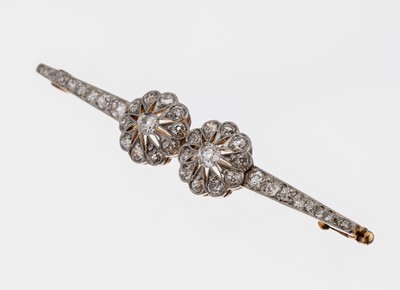 14 kt Gold Diamant-Brosche, um 1900, GG 585/000, schauseitig Platin, 40 Altschliffdiamanten zus. ca. 1.50 ct Weiß/si- p, L. ca. 5 cm, ca. 4.9 g