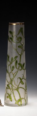 Vase, Frankreich, wohl Legras, 1920er Jahre,farbloses geätztes Glas, Emailmalerei von Mistelzweigen, Goldrand, H. ca. 35cm