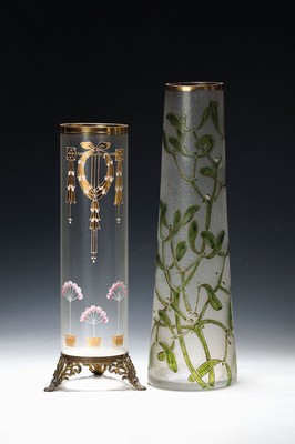 Vase, Frankreich, um 1900, Jugendstil, farbloses mattiertes Glas optisch geblasen, reiche Goldstaffage, rosa-weiße Emailmalerei, Metallmontur, H. ...