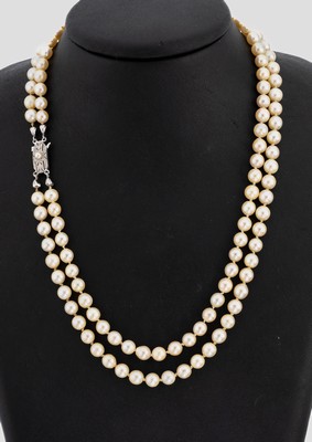 Zuchtperl-Collier mit 14 kt Gold Schließe, GG/WG 585/000, 2-rhg. Akoyazuchtperlen, D. ca.5.9 mm, Steckschließe im Art Deco Stil, L. ca.44 cm