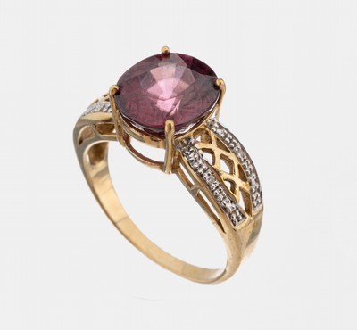 9 kt Gold Granat-Diamant-Ring, GG 375/000, mittig erhaben gefasster ovalfacett. Alamandin-Granat ca. 3.0 ct, Ringschultern rhod. mit 4 kl. ...