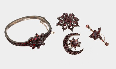 Granat-Schmuckset, um 1900, Metall verg., best. aus: 1 Armreif mit Spiegelgranaten und rundfacett. Granate, ca. 5 x 5.5 cm, Klappscharnier, ...