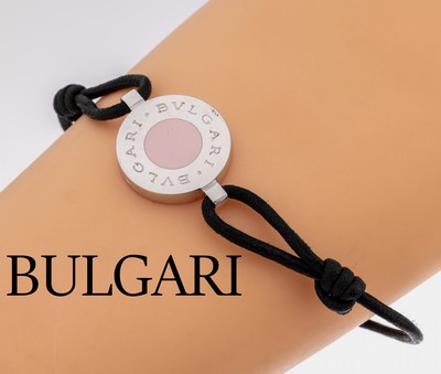 BULGARI Armband, 925er Silber, rundes Mittelteil, 1 Seite schwarzer Hartlack, 1 Seite rosa Hartlack, Lederband, stufenlos verstellbar, sign., mit ...