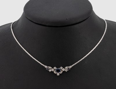 18 kt Gold Diamant-Saphir-Collier, WG 750/000, Mittelteil mit 9 Brillanten und 4 Diamant-Navettes zus. ca. 0.71 ct Weiß-l.get.Weiß/si-p, 1 ...