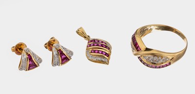18 kt Gold Rubin Diamant Konvolut, GG 750/ 000, best. aus: 1 x Ring, Gr. 59, 1 Anhänger, 1 Paar Ohrstecker, insges. bes. mit 40 Rubincarrees zus. ...