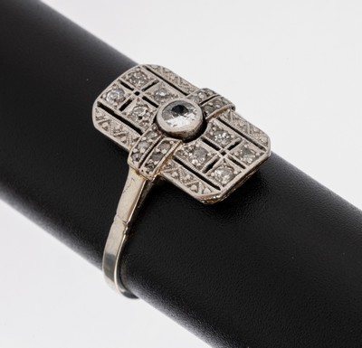 18 kt Gold Art Deco Diamant-Ring, um 1930, WG 750/000, oktogonaler Ringkopf, durchbrochengearbeitet, 5 Altschliffdiamanten und 12 Diamantrosen zus. ...
