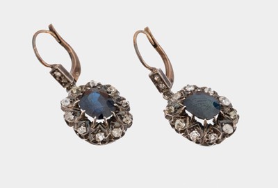 Paar 18 kt Gold Saphir-Diamant-Ohrhänger, um 1890, GG 750/000 gepr., schauseitig Silber,mittig 2 ovalfacett. Saphire zus. ca. 2.0 ct, 24 ...