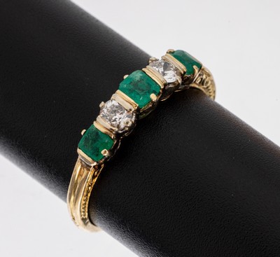 14 kt Gold Smaragd-Diamant-Ring, um 1900, GG 585/000, 3 Smaragd-Carrees zus. ca. 0.25 ct, 2 Altschliffdiamanten zus. ca. 0.20 ct l.get.Weiß/si, RW ...