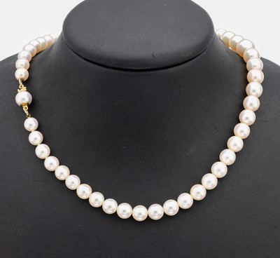 Zuchtperl-Collier mit 18 kt Gold Steckschließe, GG 750/000, im Verlauf Akoyazuchtperlen, D. ca. 6.7-9.5 mm, Verschluss in Perle integriert (sek.), ...