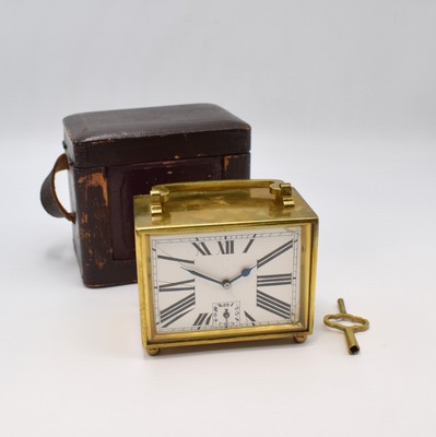 Reiseuhr mit Wecker, Frankreich um 1920, Messinggeh. m. Tragegriff, vergl. orig. Transportbox u. Schlüssel, Emailzifferbl. besch., röm. Zahlen, ...