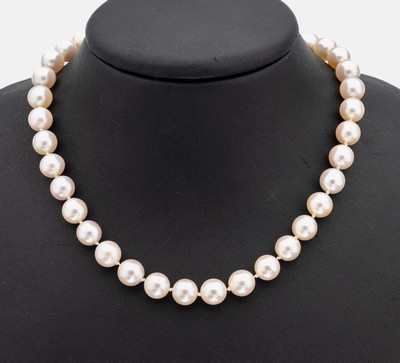 Zuchtperl-Collier mit 14 kt Gold Schließe, WG 585/000, schöne Akoyazuchtperlen, D. ca. 8.8 mm, L. ca. 46 cm, Steckschließe