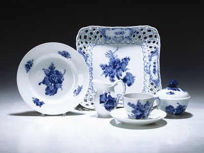 Kaffeeservice, Royal Copenhagen, 20. Jh., blaue Blumen, 12 Kaffeetassen mit Untertassen, 12 Kuchenteller, 2 Milchkännchen, 2 Zuckerdosen,(1x ohne ...