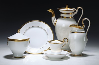 Kaffeeservice, Nymphenburg für 7 Personen, Kaffeekanne und große Milchkanne aus der Biedermeierzeit um 1840/50, H. ca. 20/24 cm, Vergoldung ...