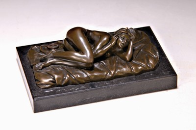 Zwei erotische Bronzeskulpturen, a. nach Bruno Zach, liegender Akt, auf Marmorplatte, ca. 6.5 x 18 x 10 cm und b. Jean Patoue, Paris, zweiteilige ...