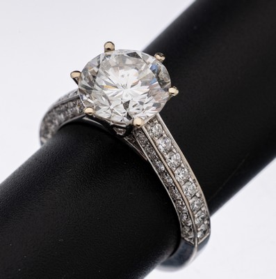 18 kt Gold Brillant-Ring, WG 750/000, mittiger Brillant ca. 2.94 ct feines Weiß (G)/si2, seitl. Brillanten zus. ca. 0.81 ct feines ...