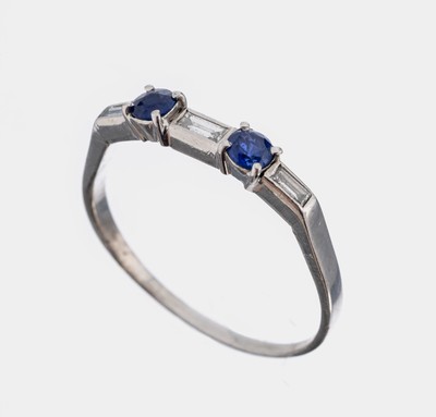 14 kt Gold Saphir-Diamant-Ring, WG 585/000,2 rundfacett. Saphire zus. ca. 0.15 ct, 3 Diamantbaguettes 0.20 ct Weiß/si, RW 65, ca. 2.6 g