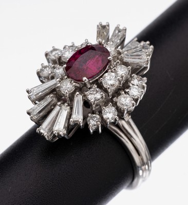 18 kt Gold Rubin-Diamant-Ring, WG 750/000, ovaler Ringkopf in mehreren Ebenen, bes. mit einem ovalfacett. Rubin ca. 1.00 ct, Diamant- Baguettes und ...