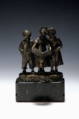 Julius Schmidt-Felling, 1835 - 1920, drei singende Kinder, Bronzeskulptur, rückseitig signiert, auf dunklem Marmorsockel, ca. 15 x 10 x 3.8 cm