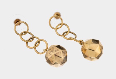 Paar 14 kt Gold Ohrstecker, GG 585/000 gepr., länglich bewegl., Abschluss mit facett.Goldkugel, L. ca. 5.5 cm, ca. 17.9 g, Brisurenaus Kunststoff