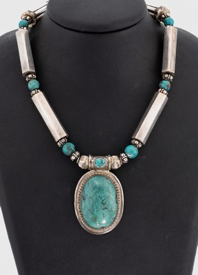 Ausgefallenes Türkis-Collier, wohl Mexiko, 1950er Jahre, 925er Silber, Mittelteil mit gr. ovalem Türkis-Cabochon, Türkis-Kugeln als ...