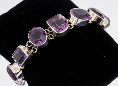 Amethyst-Armband, 925er Silber, 10 einzeln gefasste Amethyste in versch. Schliffformen zus. ca. 75.0 ct, L. variabel ca. 17.5-20 cm