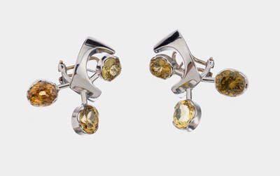 Paar 18 kt Gold Zirkon-Ohrstecker, WG 750/000, außergewöhnliche Gestaltung, 6 ovalfacett. Zirkone in versch. Farbnuancen zus. ca. 14.0 ct, ca. ...