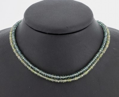 Farbstein-Collier, 2-rhg. facett. Turmalin-Linsen, L. ca. 46 cm, Abschlüsse in WG, ohne Schließe