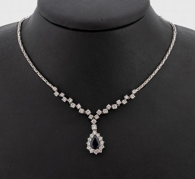 18 kt Gold Brillant-Saphir-Collier, WG 750/000, Mittelteil bes. mit 34 Brillanten zus. ca. 2.00 ct feines Weiß-Weiß/vvs-si, facett. Saphirtropfen ...
