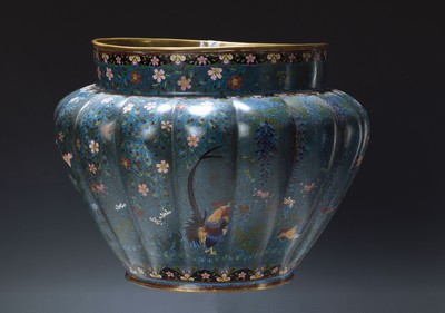 Großes Gefäß, Japan, um 1890, Emailarbeit, gerippte Wandung, blaugrundig, florale Ornamentik, Hahn und Henne in stilisierten blühender ...