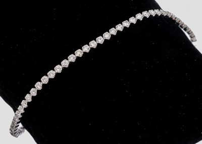 14 kt Gold Brillant-Armband, WG 585/000, 65 Brillanten zus. ca. 2.73 ct feines Weiß- Weiß/vs-si, (1 x p), Krappenfassungen, L. ca. 18.5 cm, ca. ...
