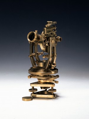 Theodolith, Winkelmessinstrument für die Geodäsie (Vermessungskunde), Mitte 20 Jh., Messing, auf verstellbaren Füßen stehend, Libellenanzeige, ...