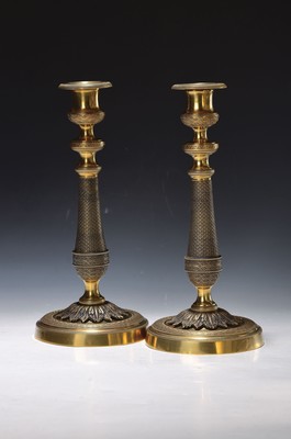 Paar Kerzenleuchter, Empire, Frankreich, 19.Jh., Bronze und z.T. Messing, Sockel mit Akanthusdekor, H. ca. 28 cm