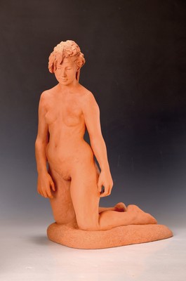 Brigitte Kratochwil-Hardt, Knieender weiblicher Akt, Skulptur in Terrakotta, 1987, am Boden signiert, H. ca. 56cm, L. ca. 32cm, B. ca. 21 cm